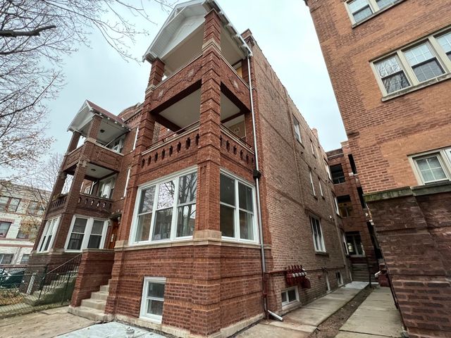 $2,750 | 2205 West Iowa Street, Unit 3F | Ukrainian Village