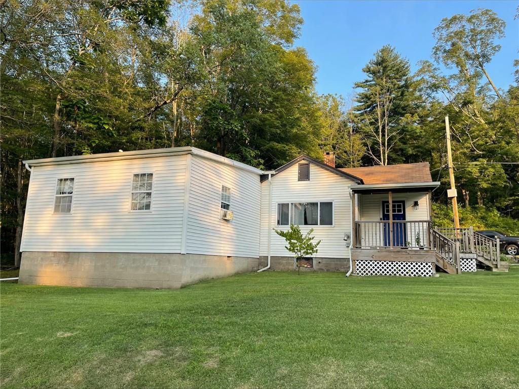 View of front facade featuring a front yard