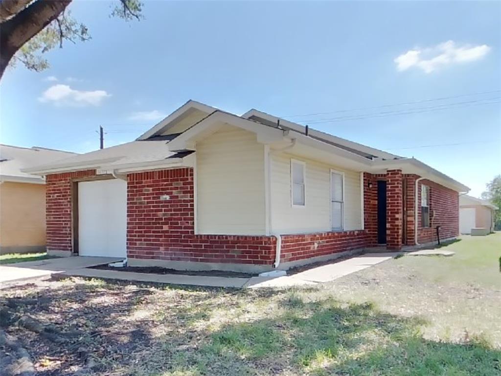 a view of a house with backyard