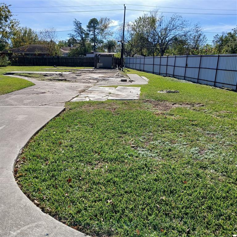 a view of a backyard with a fountain