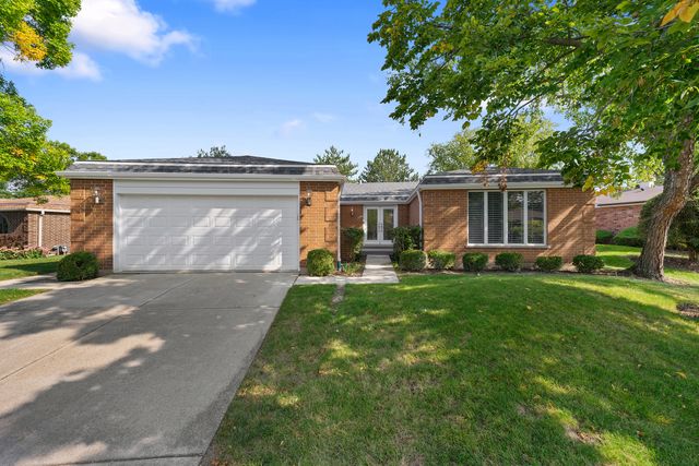 $749,900 | 318 Basswood Drive | Villas North