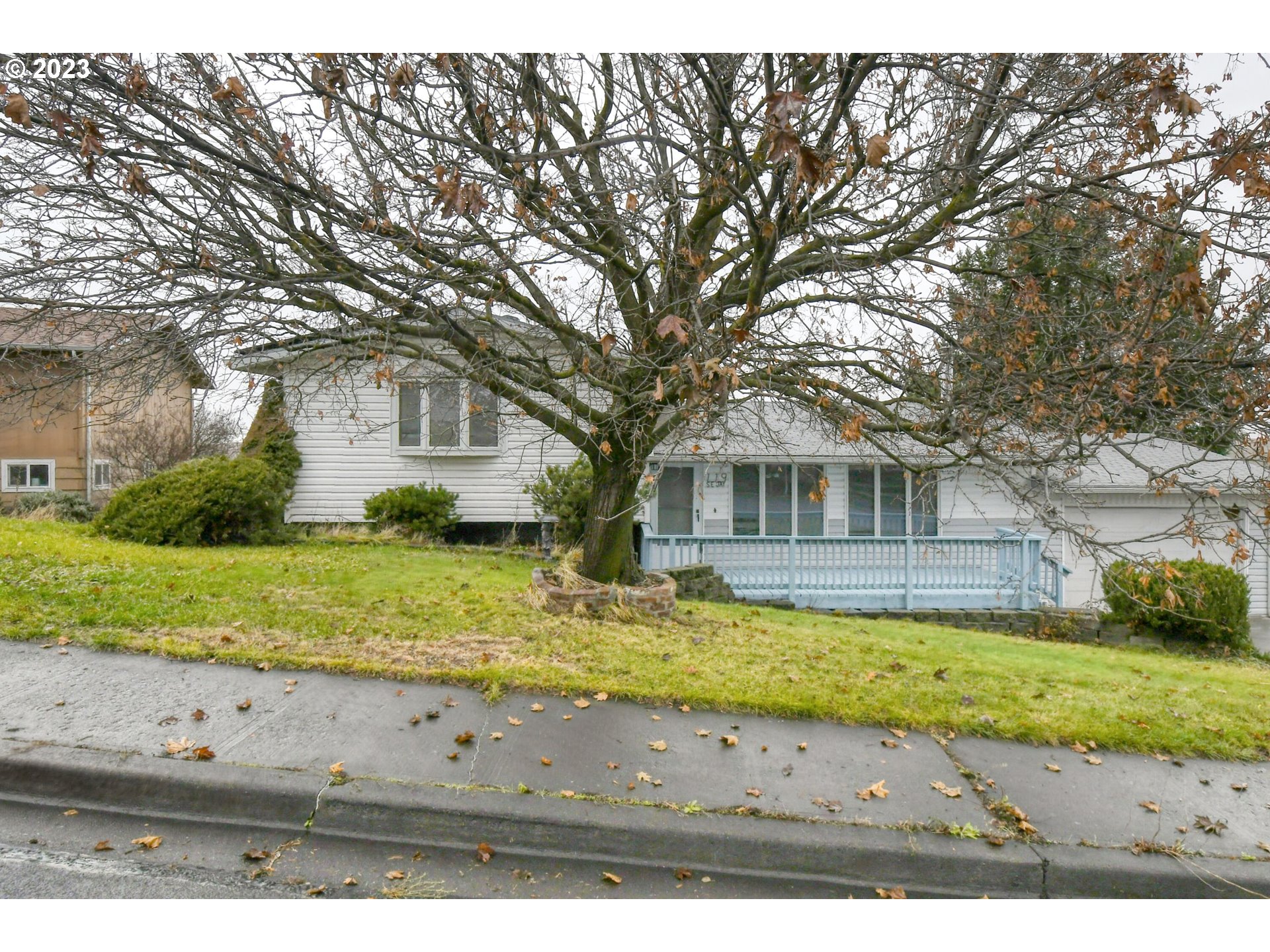 a view of an house with backyard of house