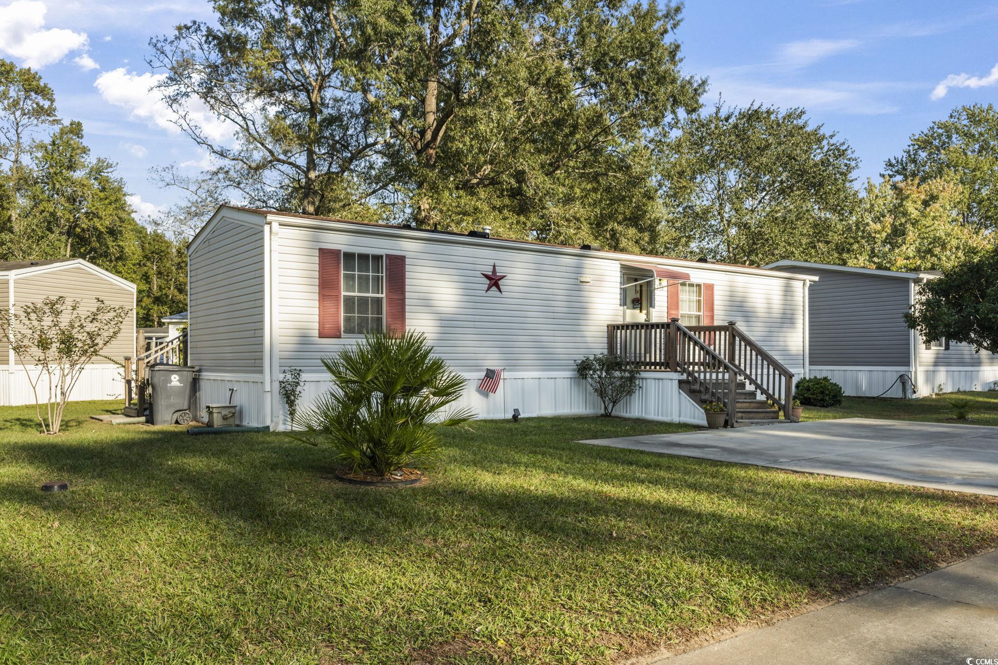 Manufactured / mobile home featuring a front yard