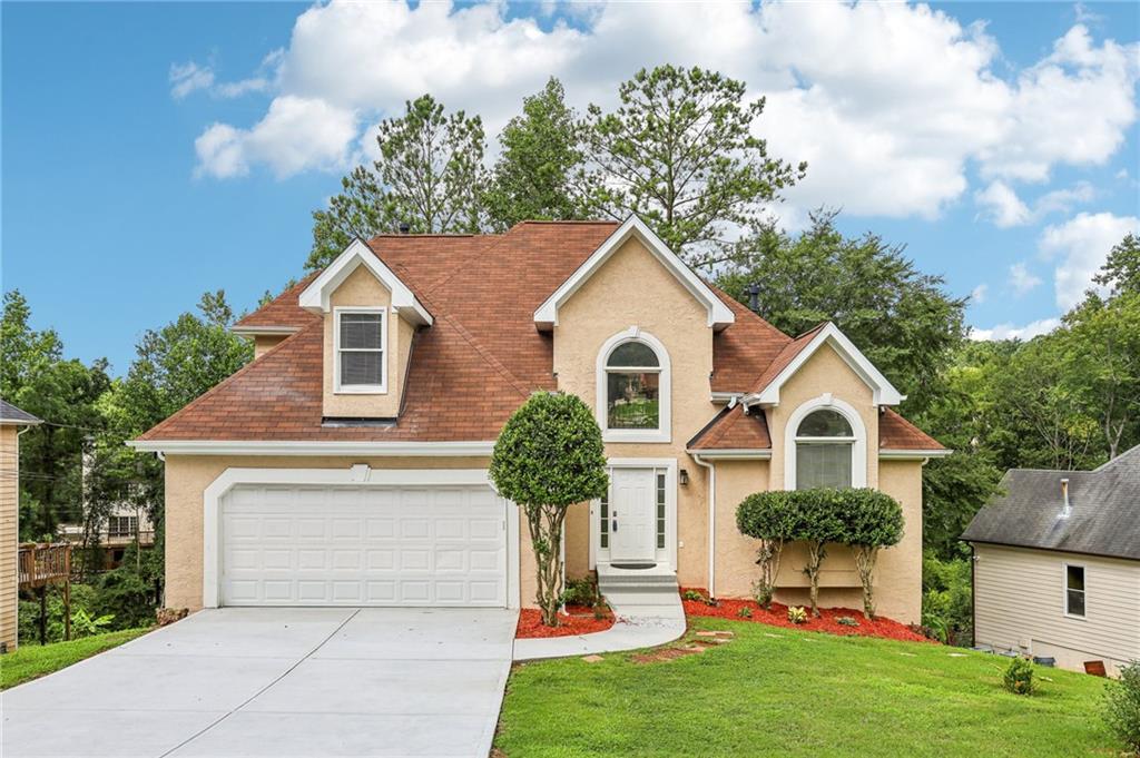 a view of a yard in front of house