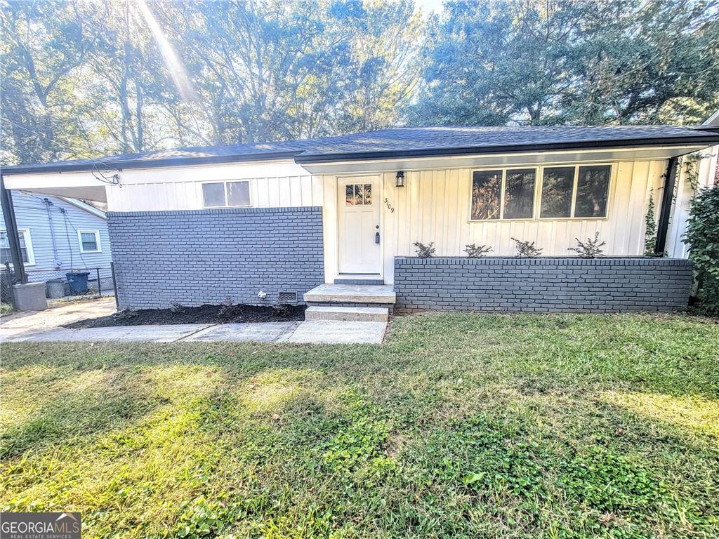 a view of house with backyard