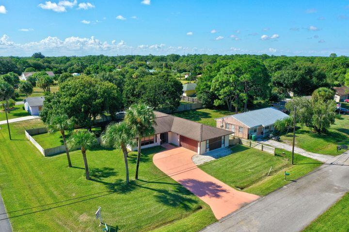 a view of a house with backyard