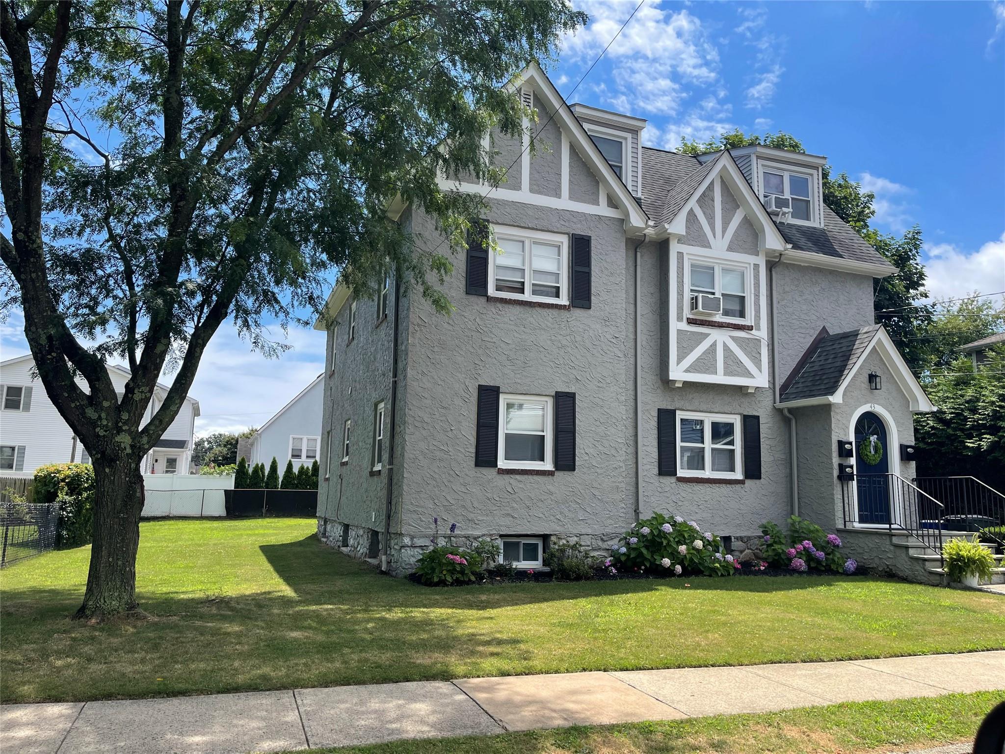 View of front facade featuring a front yard