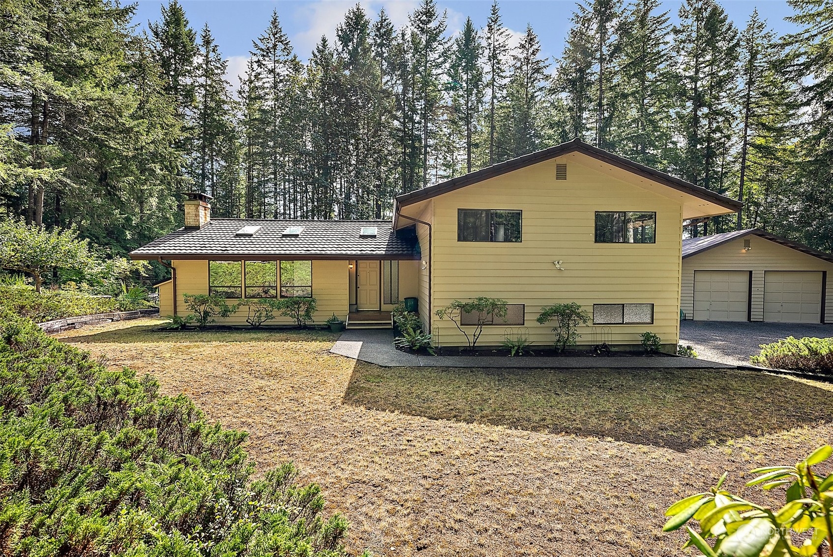 a view of a house with a yard