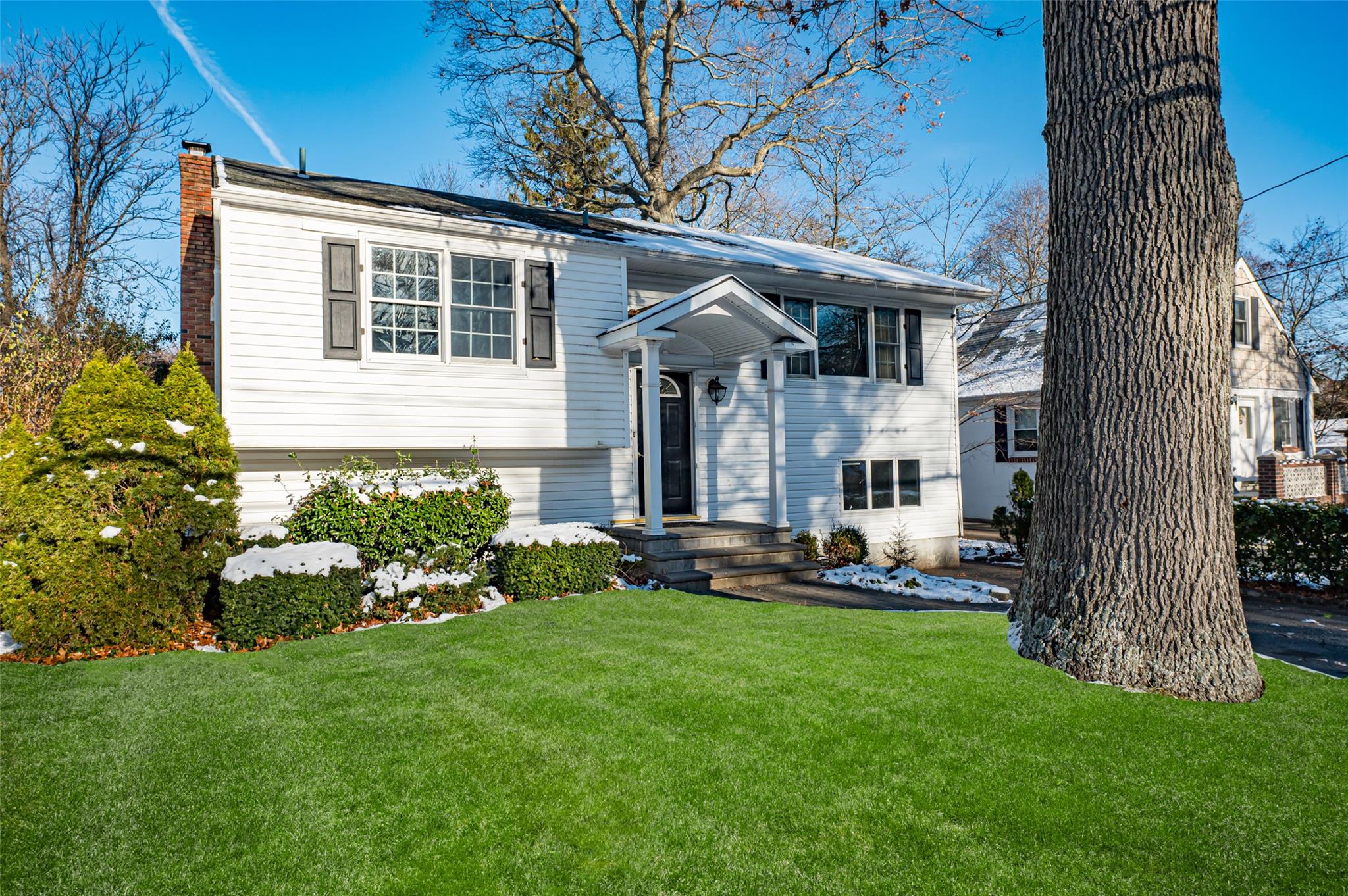 Raised ranch with a front lawn