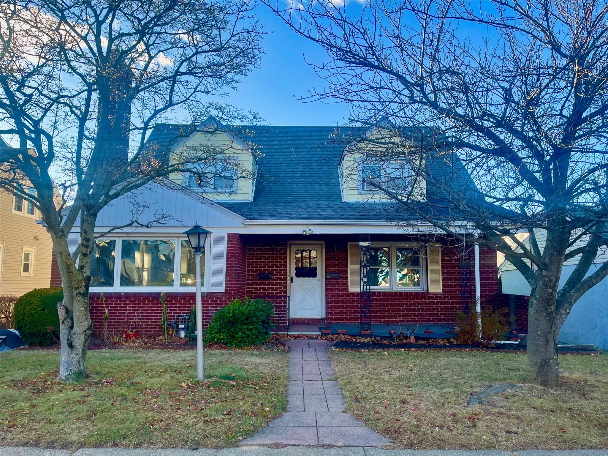 View of front facade featuring a front yard