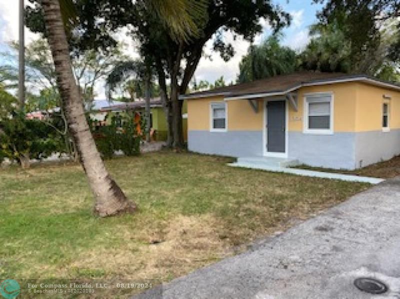 a view of a house with a yard