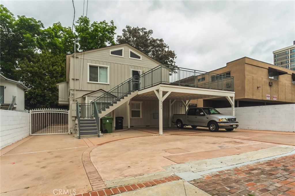 a view of a car park in front of house