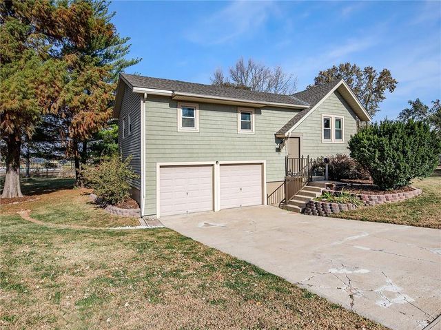 $295,000 | 919 South Montclaire Drive | Olathe