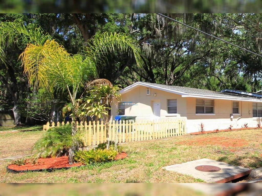 a view of a house with a yard