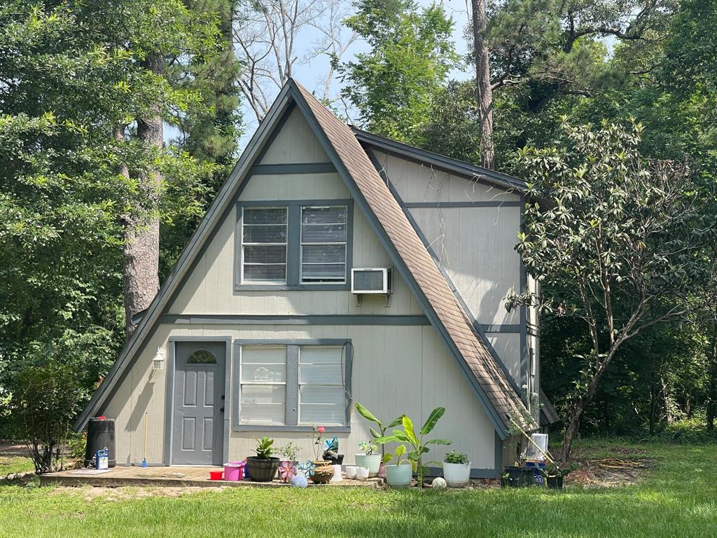 a front view of house with yard