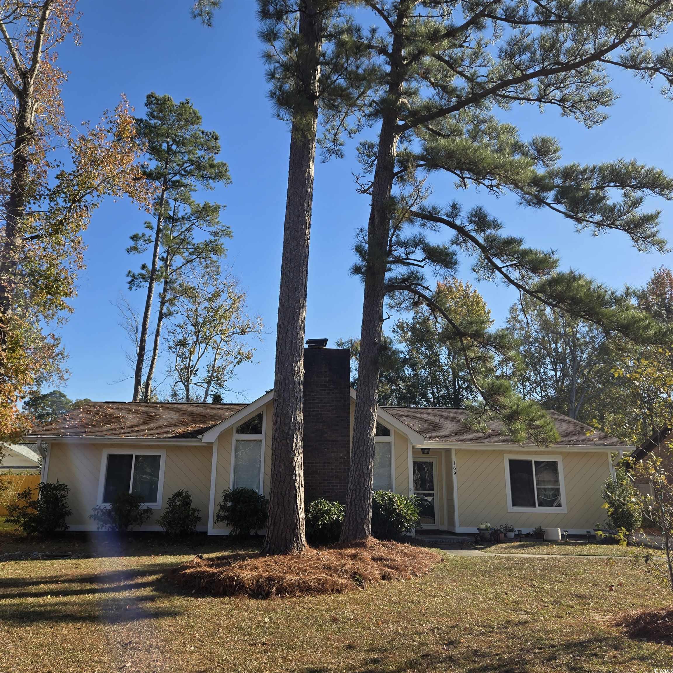 View of front facade with a front lawn