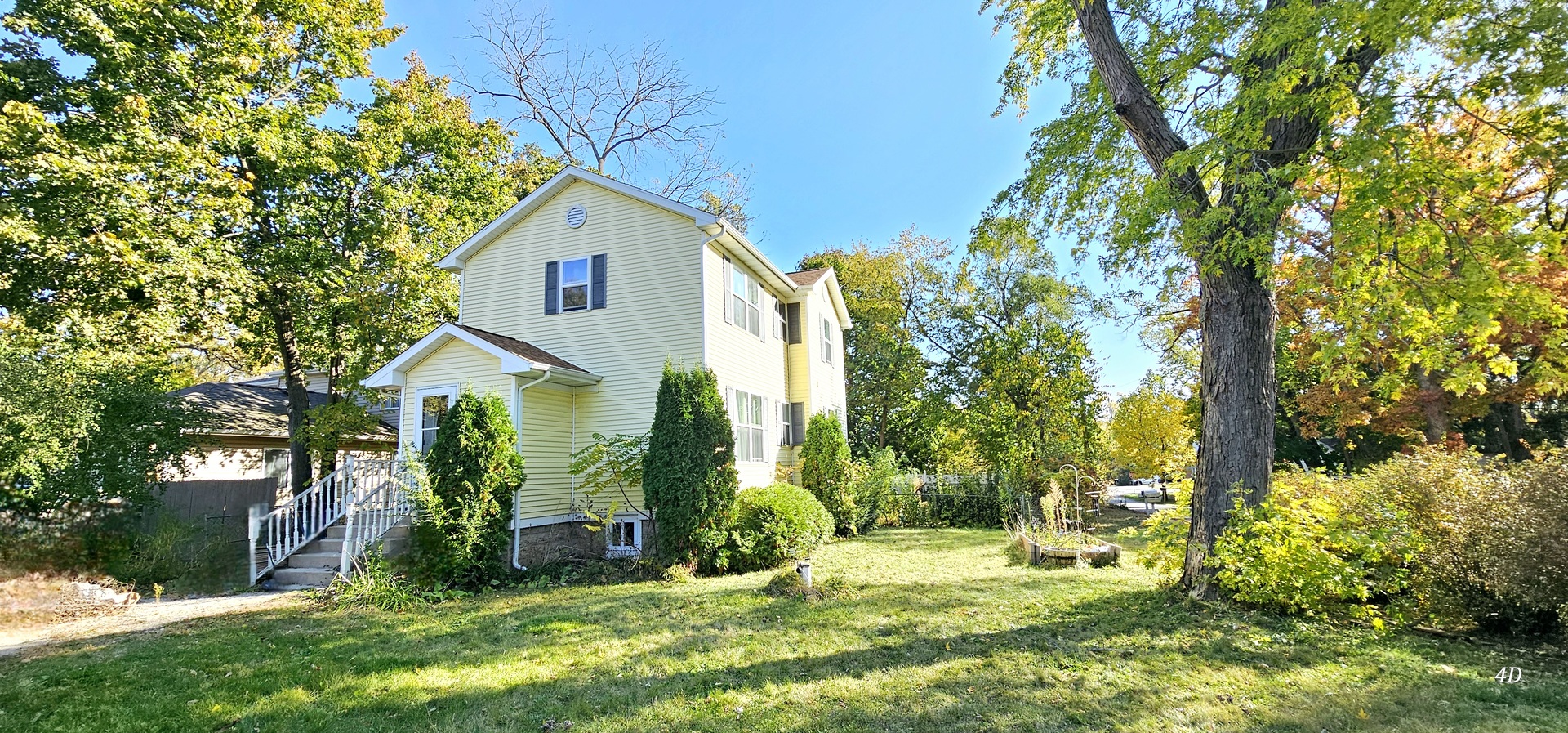 a view of a house with a yard