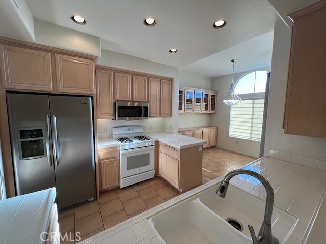 Roomy Kitchen with Adjoining Sunny Breakfast Nook/Everyday Eating Area