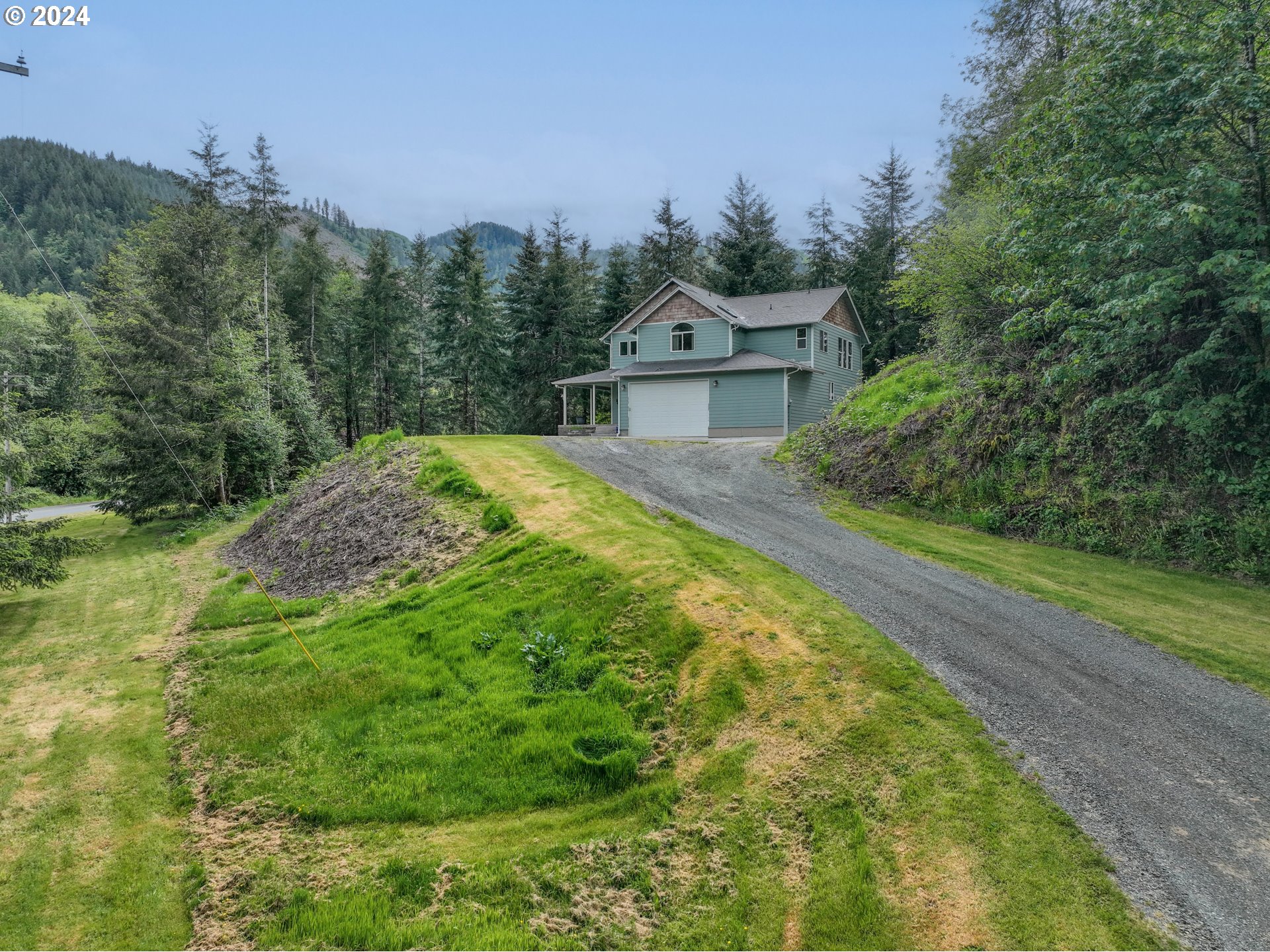 a view of a house with a yard