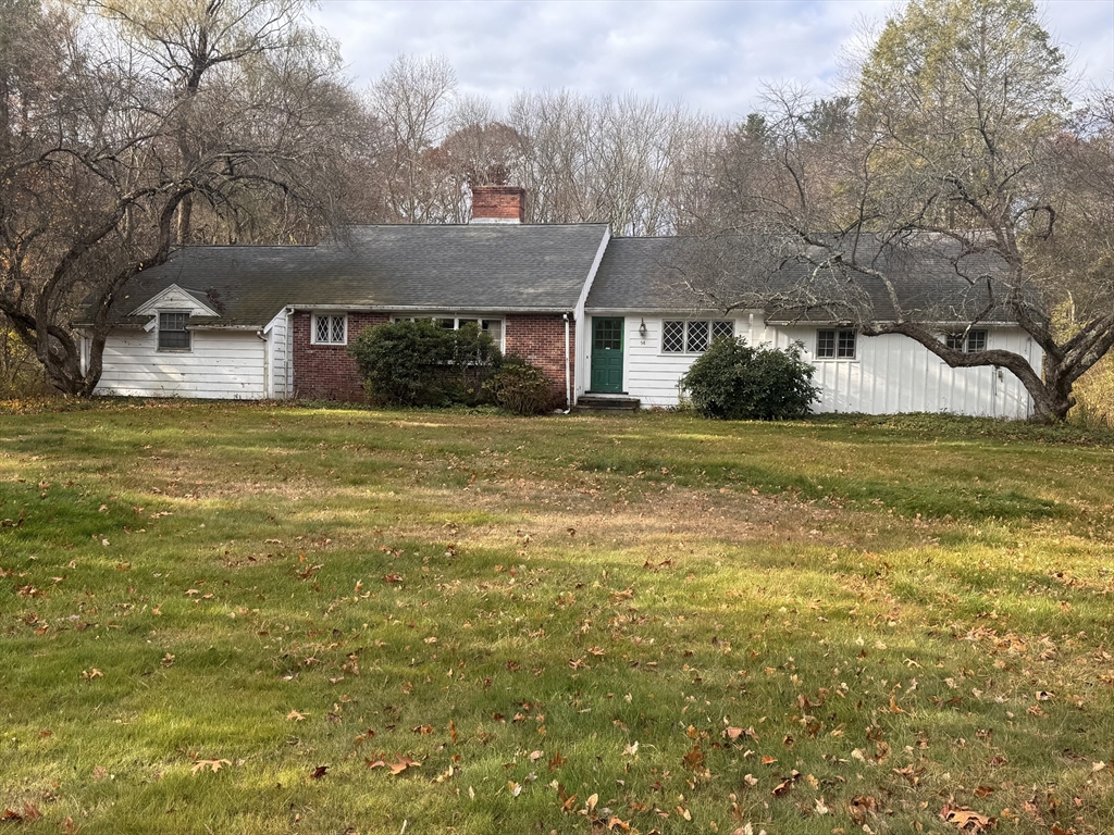 a view of a house with a yard