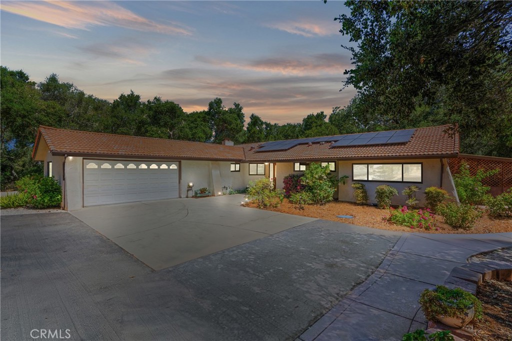 a view of a house with backyard and garden