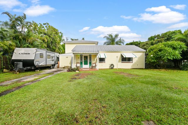 $544,900 | 605 Southeast Dolphin Drive | Stuart