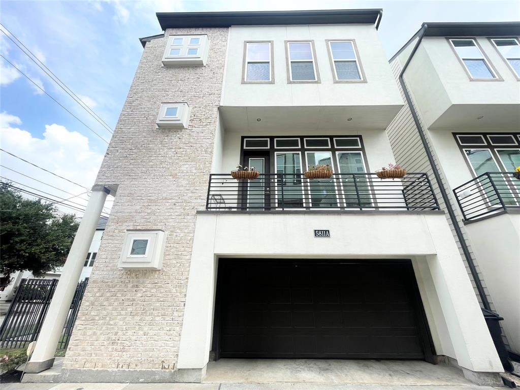 Modern front/corner unit with balcony.