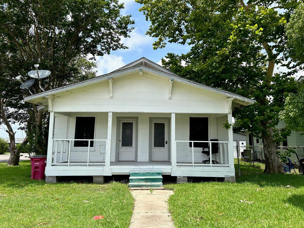 a view of front of a house with a yard