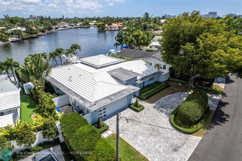 an aerial view of a house with outdoor space and lake view