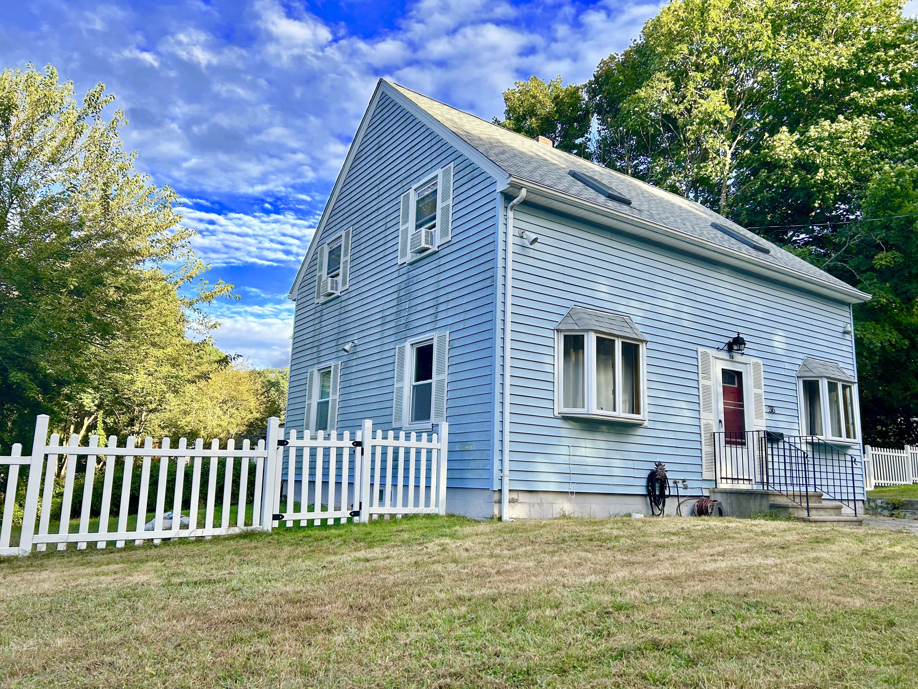 a view of a house with a yard