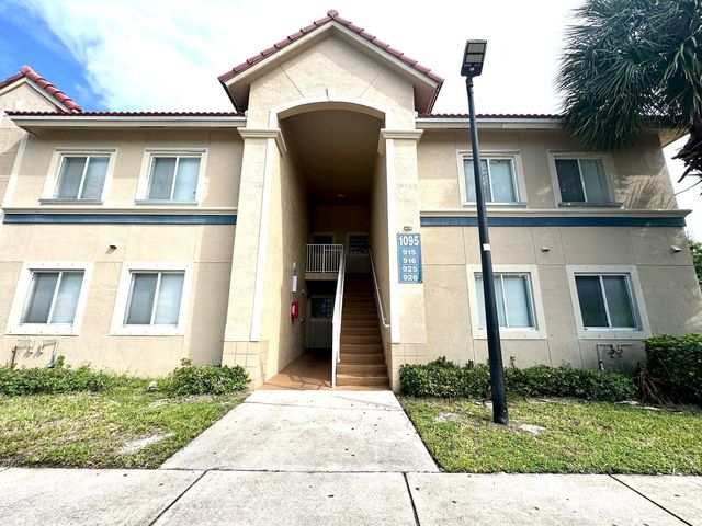 $1,950 | 1095 Golden Lakes Boulevard, Unit 916 | Golden Lakes