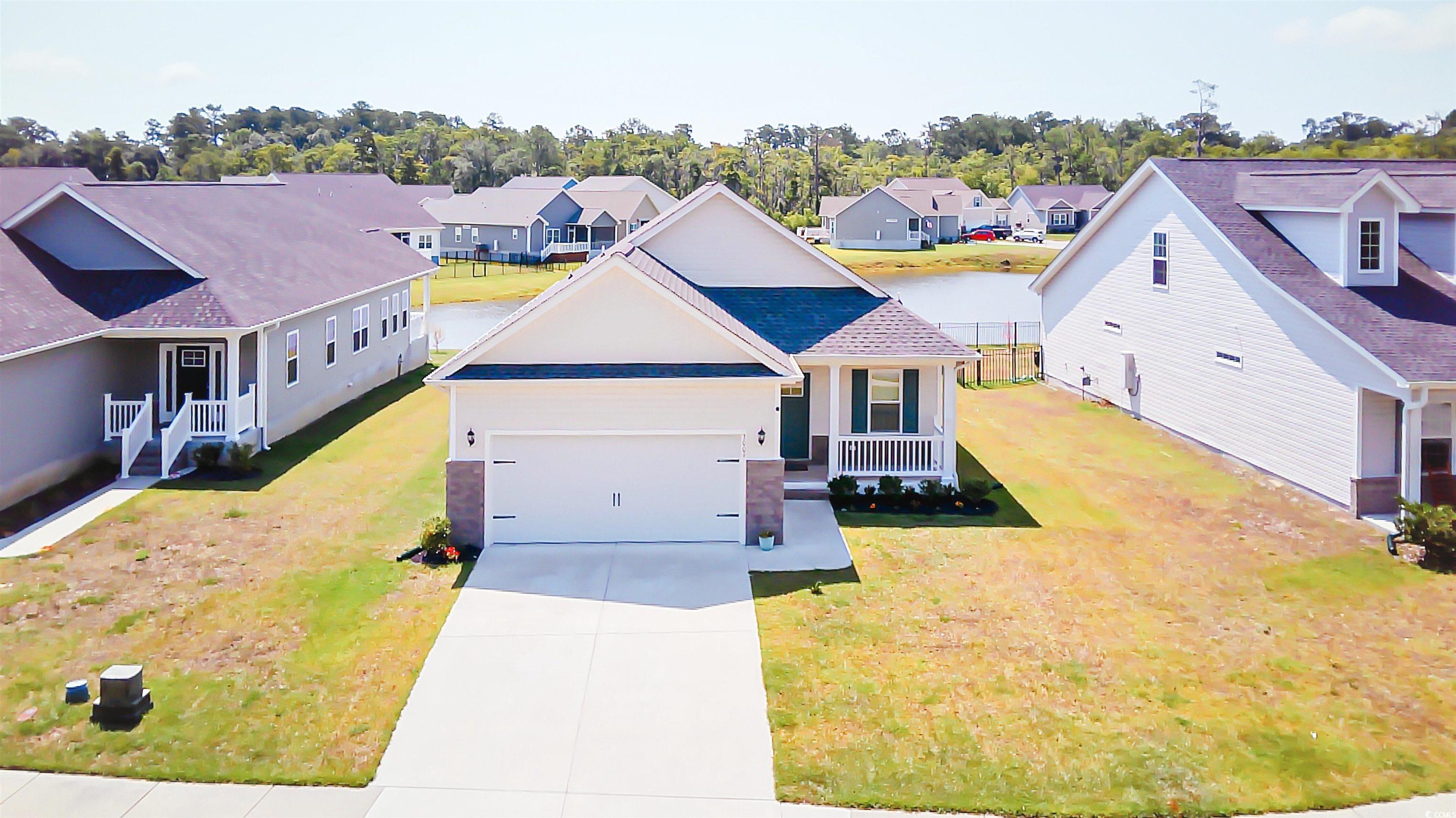 View of front facade featuring a front lawn and a