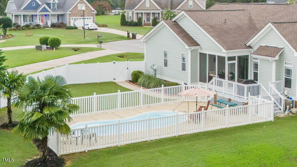 a view of an house with backyard and pool