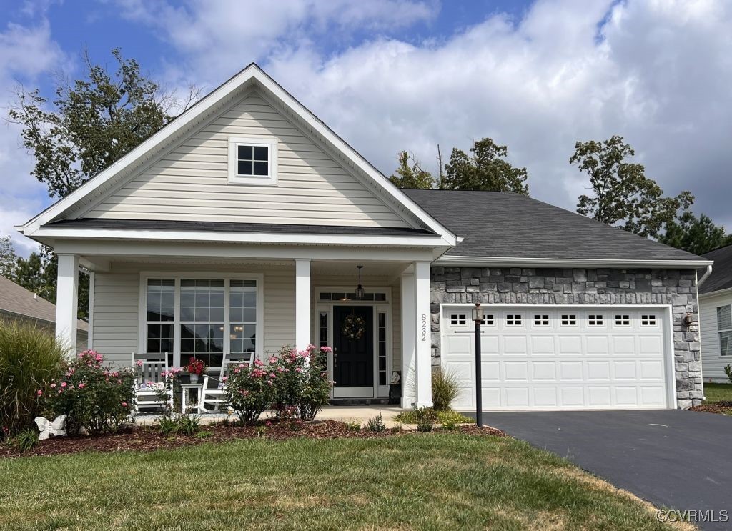 View of front of house featuring a front yard, a g