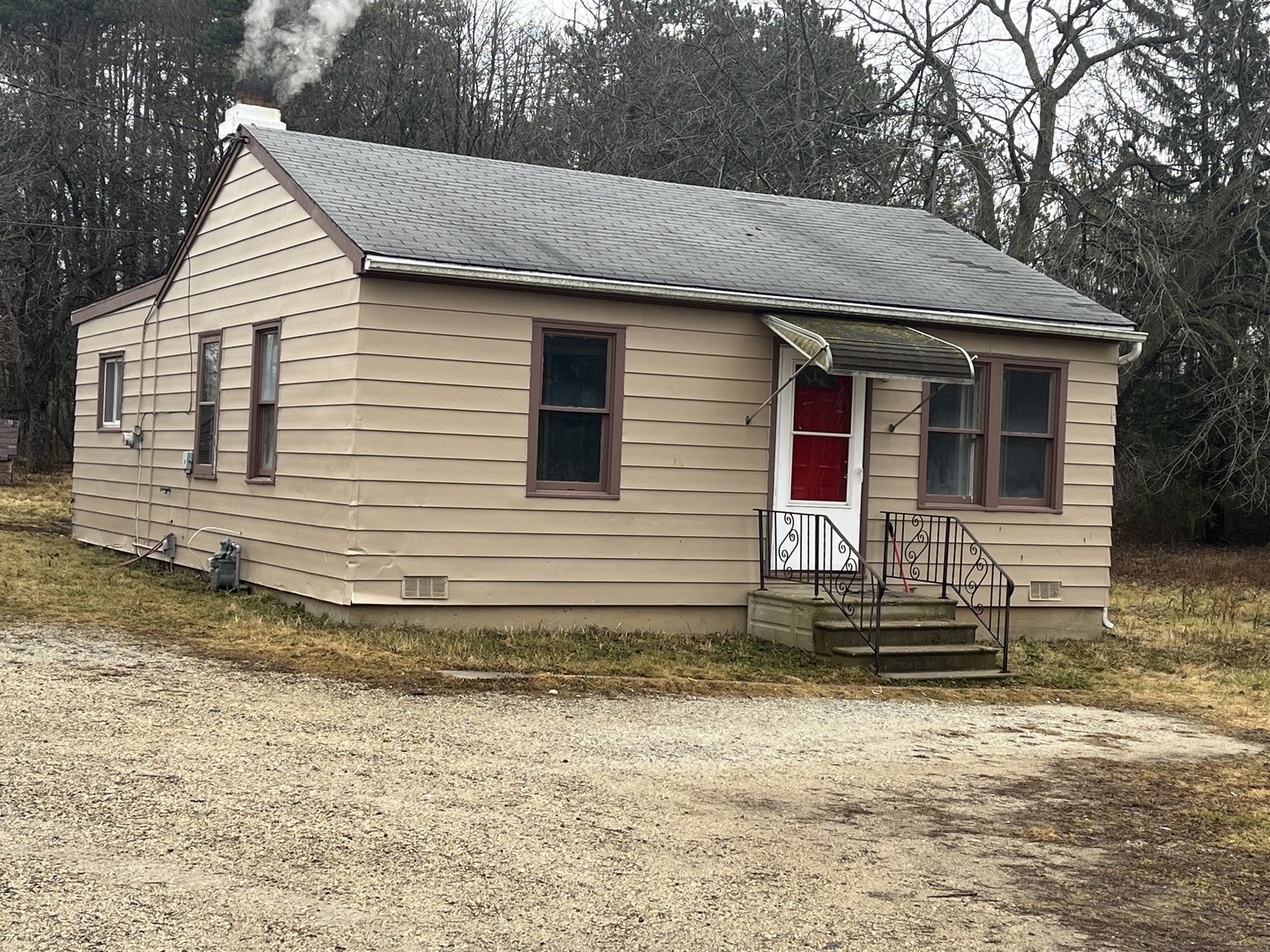 a view of a house with a yard