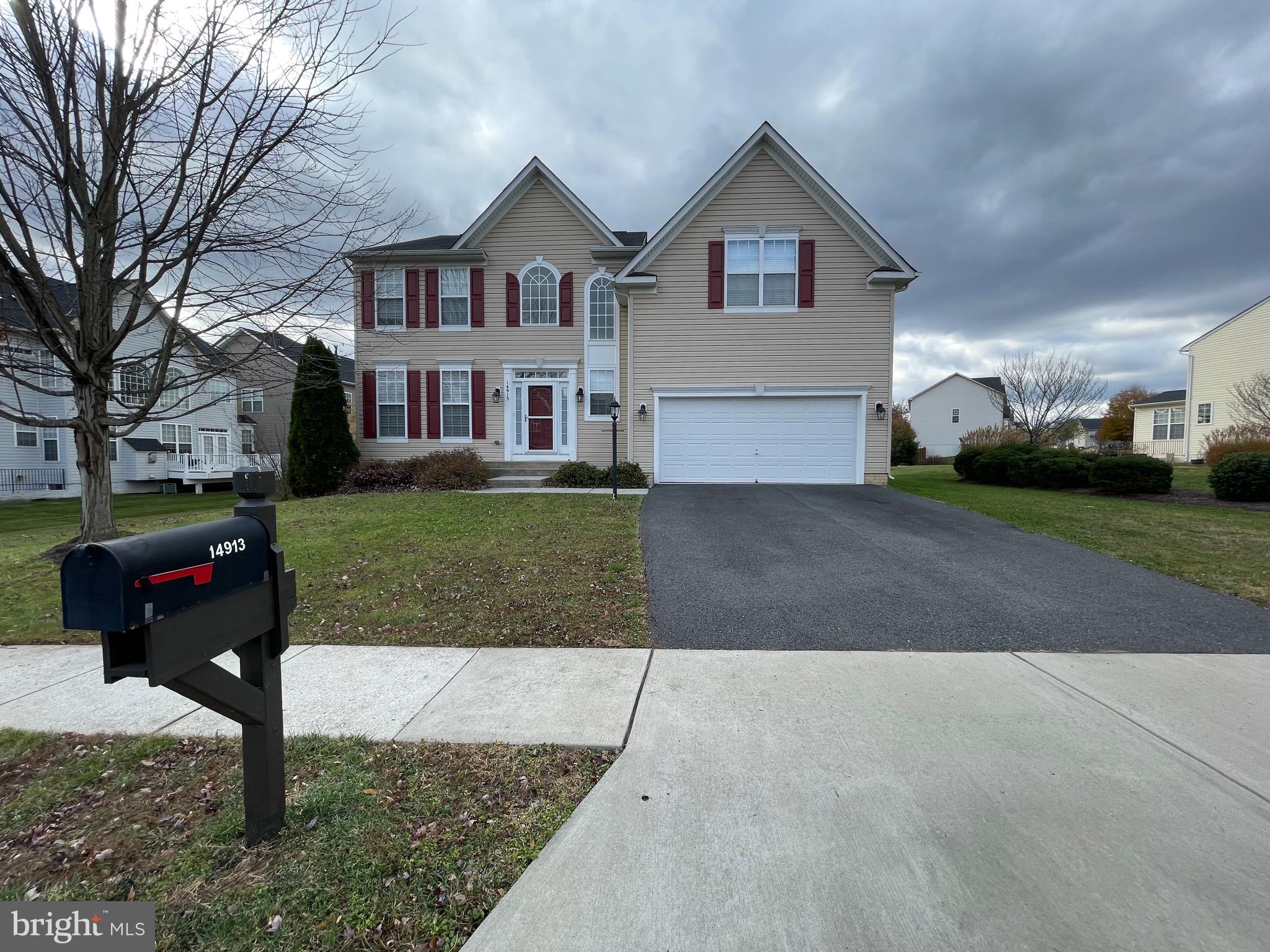 a view of a yard in front of house