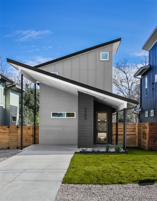 a view of a house with yard