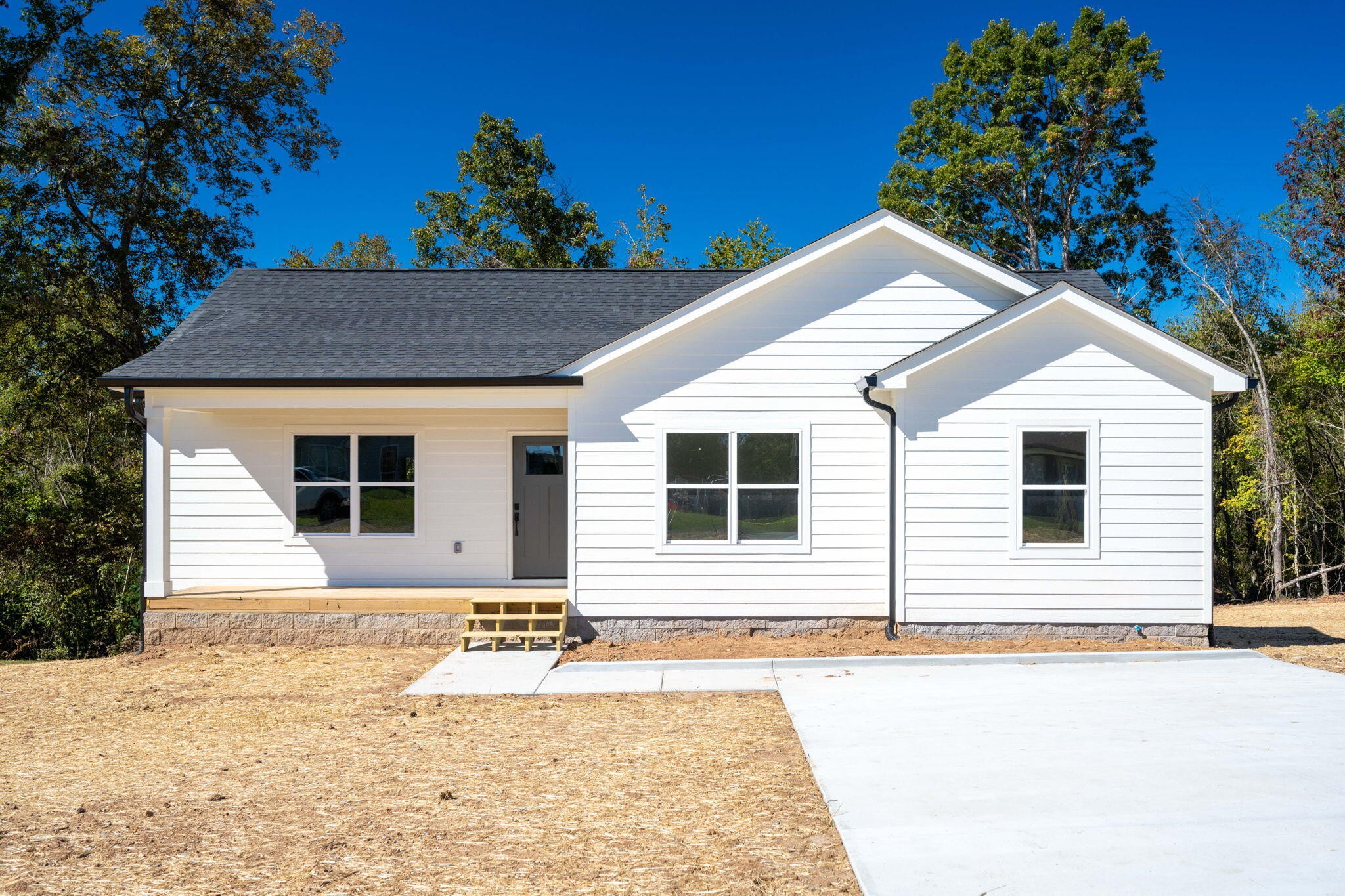 a view of a house with a backyard