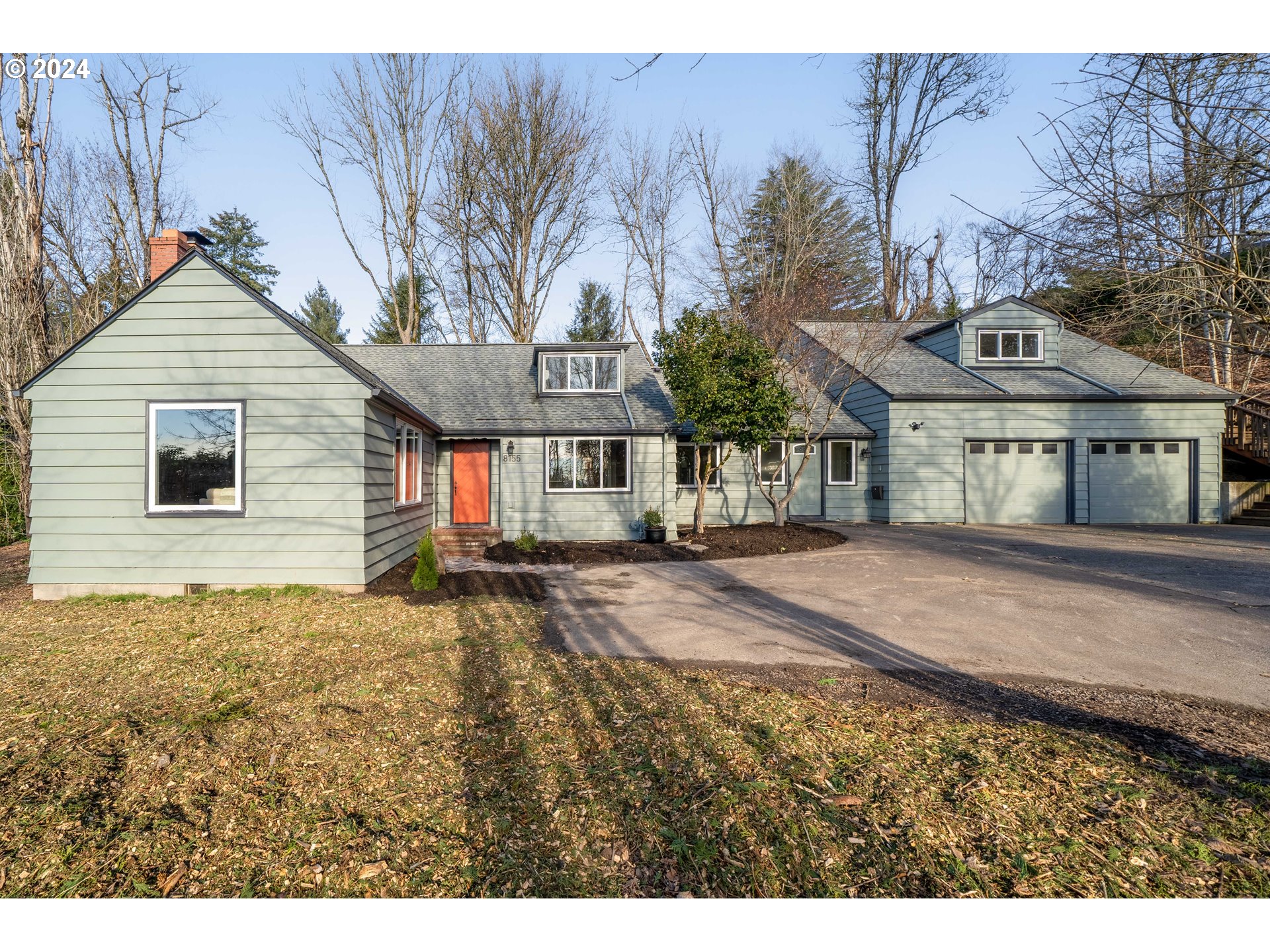 a view of a yard in front of house