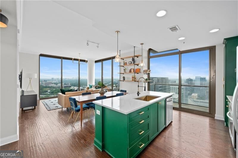 a large kitchen with kitchen island a large island in it