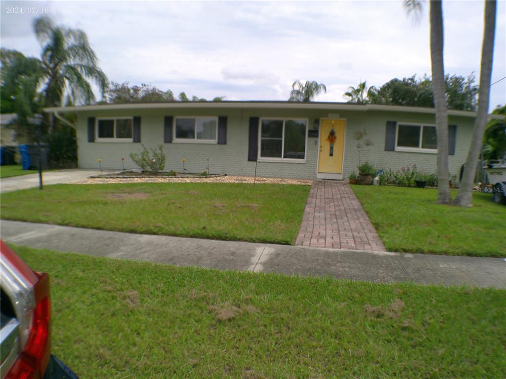 a view of a house with a backyard