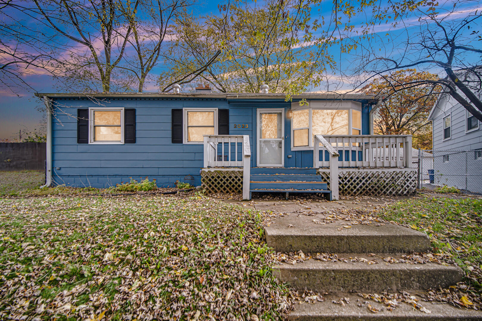 a view of a house with a yard