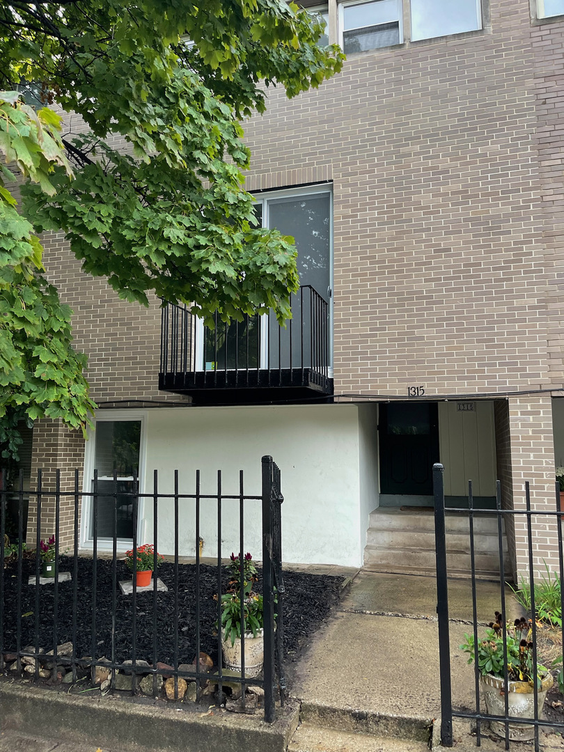 a front view of house with an garden