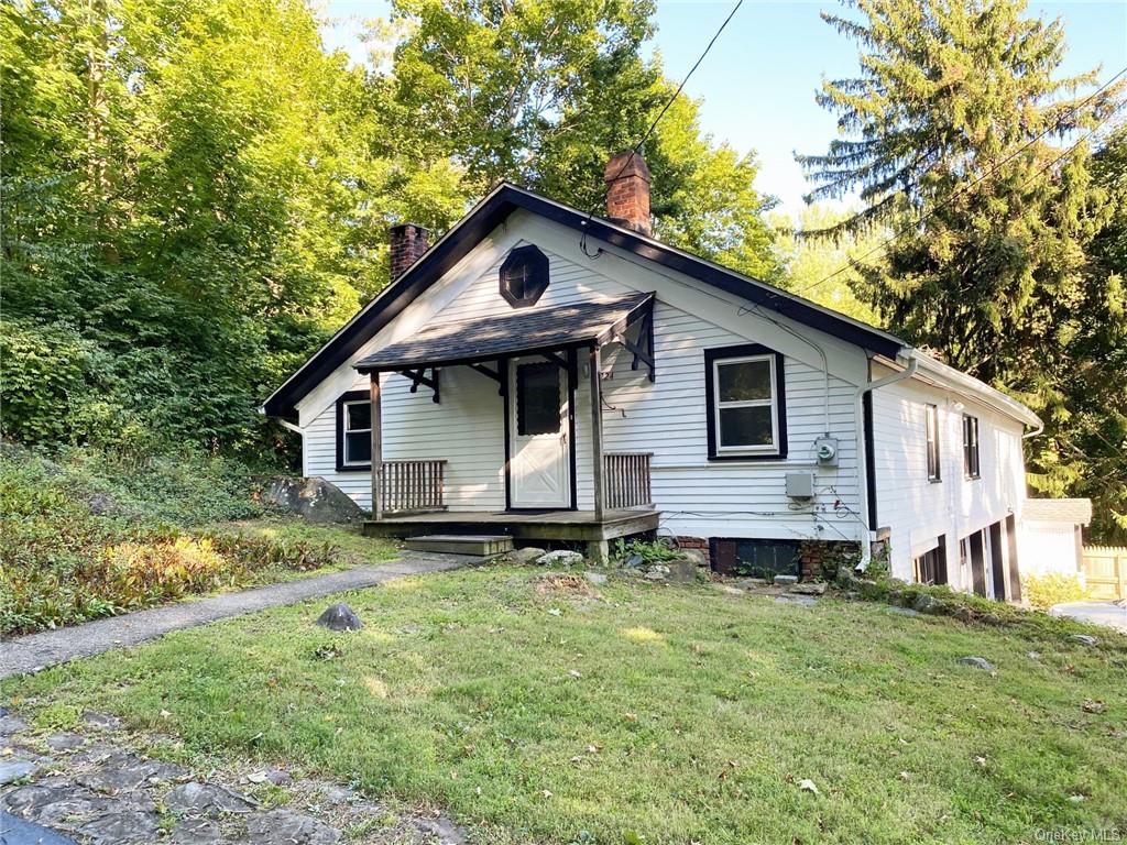 Bungalow featuring a front lawn