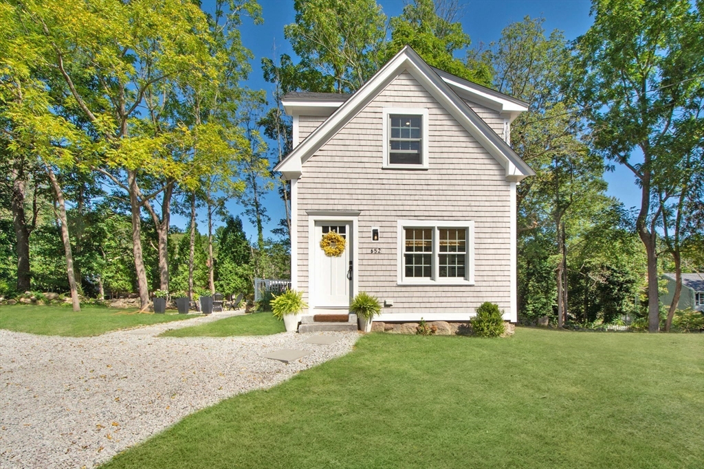 a view of a house with a yard