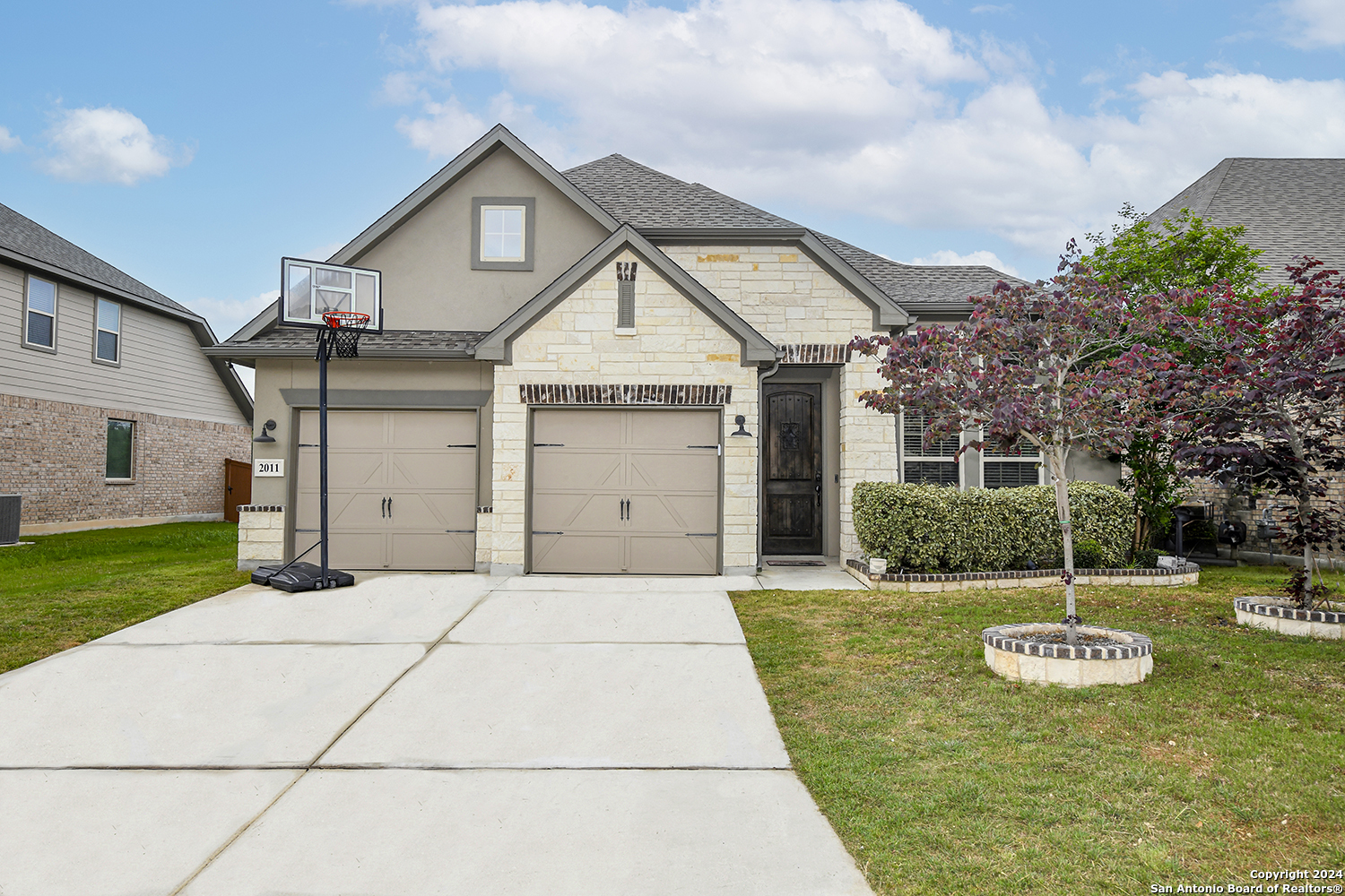 a view of a house with a yard and garage