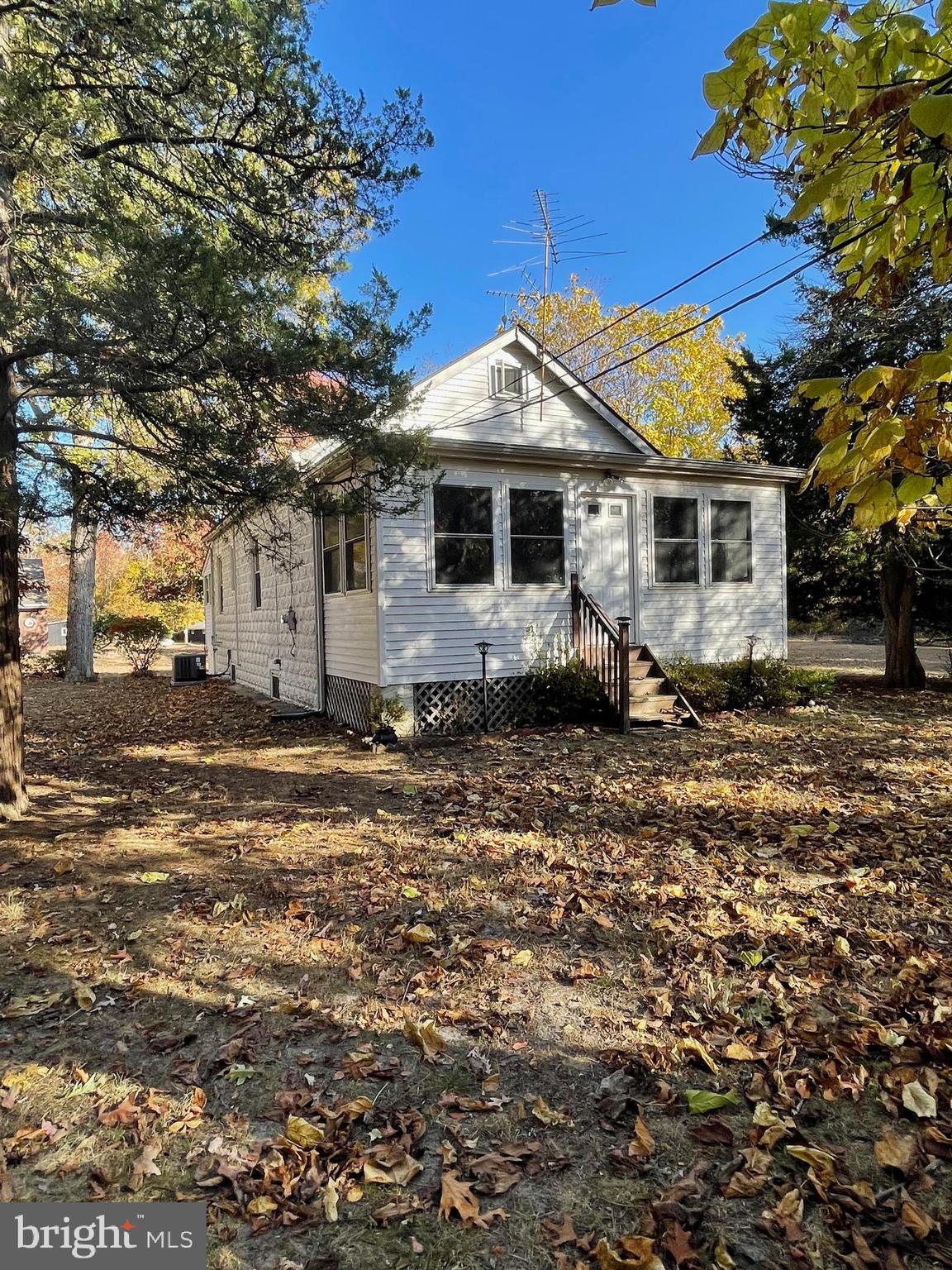 a view of a house with backyard