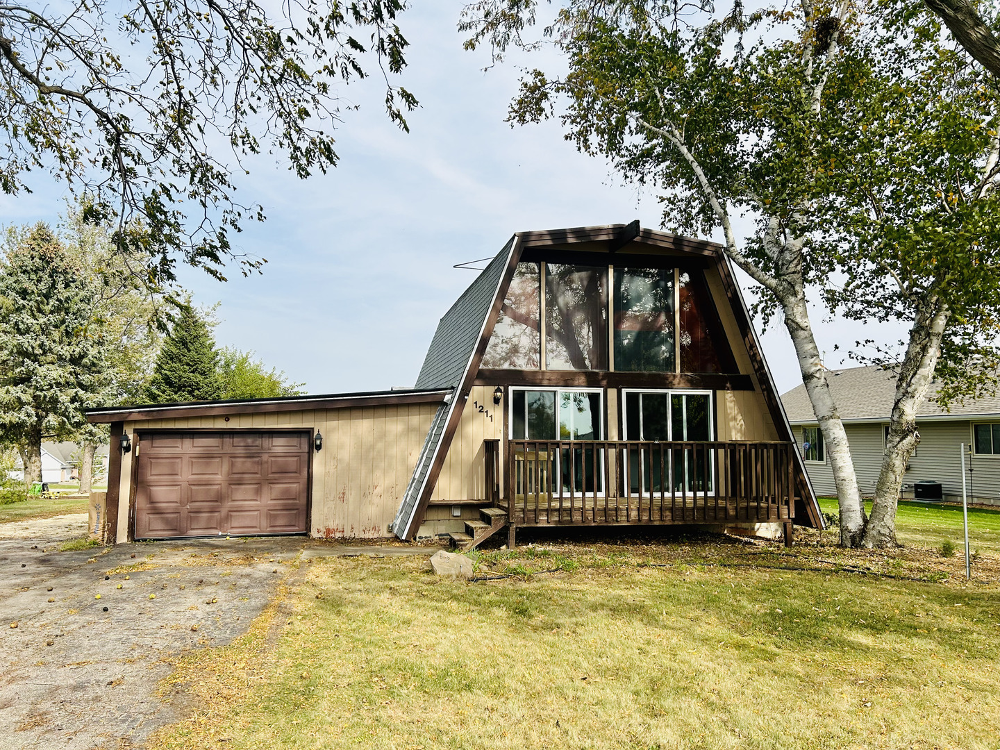 a view of a house with a yard