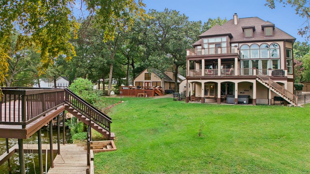 a view of a house with backyard and garden