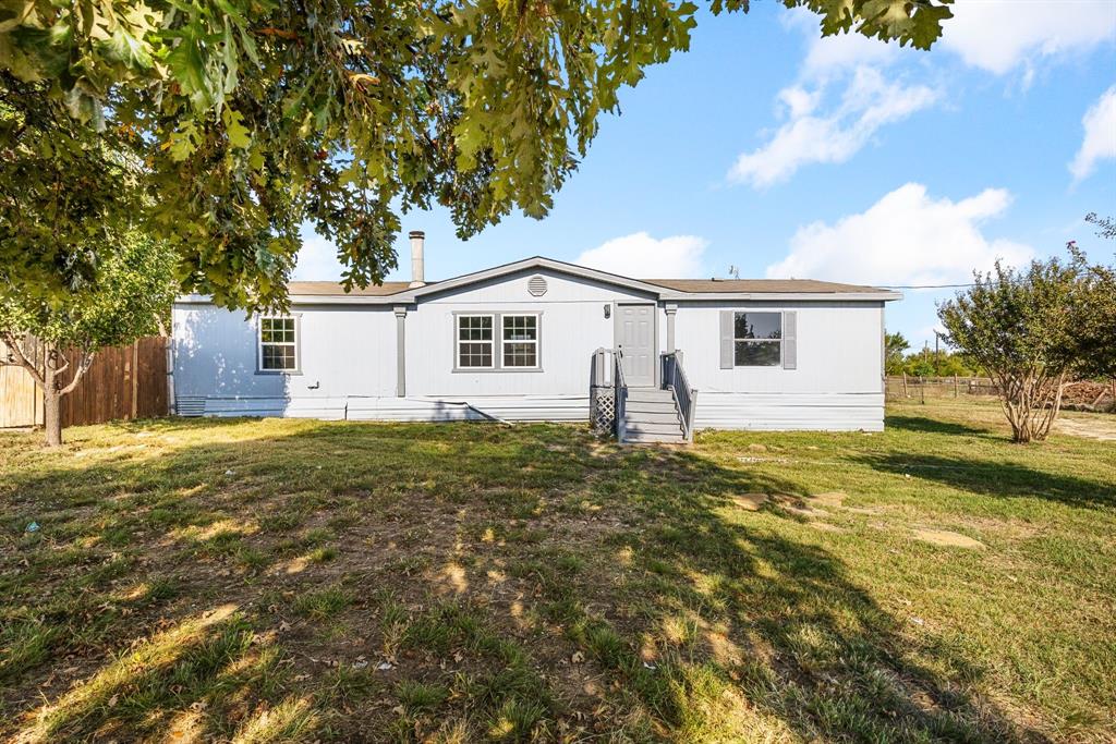 a view of a yard with a house